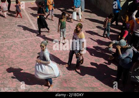 Les dévotés célèbrent Holi à Mathura, en Inde. Banque D'Images
