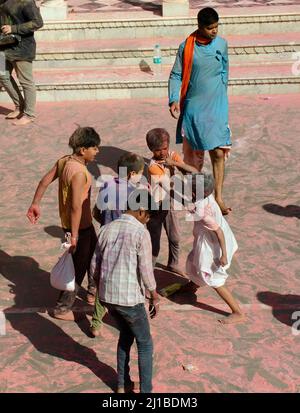 Les dévotés célèbrent Holi à Mathura, en Inde. Banque D'Images