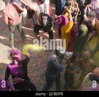 Les dévotés célèbrent Holi à Mathura, en Inde. Banque D'Images