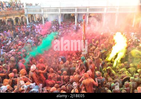 Les dévotés célèbrent Holi à Mathura, en Inde. Banque D'Images