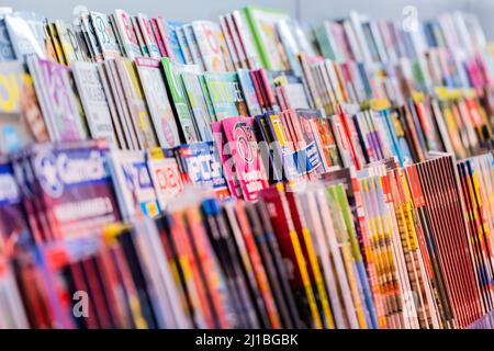 24 mars 2022, Rhénanie-du-Nord-Westphalie, Cologne: Les magazines sont sur les tablettes d'un détaillant de loterie. Photo: Rolf Vennenbernd/dpa Banque D'Images