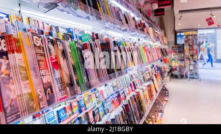 24 mars 2022, Rhénanie-du-Nord-Westphalie, Cologne: Les magazines sont sur les tablettes d'un détaillant de loterie. Photo: Rolf Vennenbernd/dpa Banque D'Images