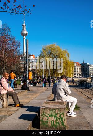 Les gens s'assoient à l'extérieur et apprécient le temps chaud du printemps, le parc James Simon, Mitte, Berlin Banque D'Images