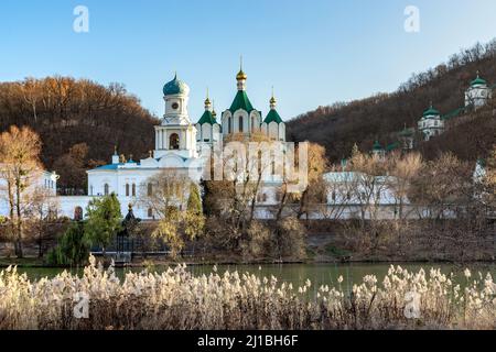 SVYATOGORSK, UKRAINE - 30 OCTOBRE 2021 : c'est le clocher de l'église de l'intercession et de la cathédrale de l'Assomption du Svyatogo Banque D'Images