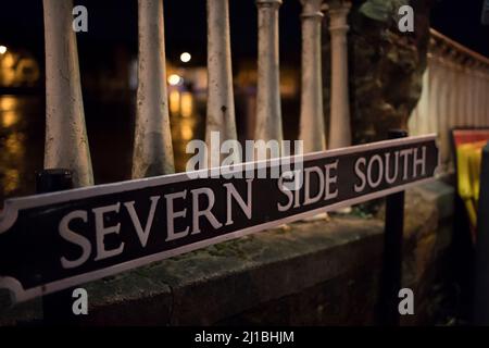 Severn Side South Road panneau à Bewdley par le pont la nuit. Banque D'Images