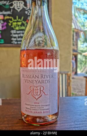 Une petite bouteille de vin de la cave de vinification russe Wairau River Valley Winery Sirah Rose Banque D'Images