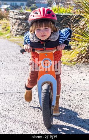 Baltimore, West Cork, Irlande. 24th mars 2022. Le soleil se couche aujourd'hui à Baltimore, ce qui a amené les habitants et les visiteurs à profiter de la chaude journée de printemps. Le jeune Arlo Burch de Baltimore était dehors en profitant du soleil. Crédit : AG News/Alay Live News Banque D'Images