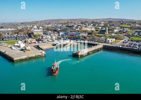 Baltimore, West Cork, Irlande. 24th mars 2022. Le soleil se couche aujourd'hui à Baltimore, ce qui a amené les habitants et les visiteurs à profiter de la chaude journée de printemps. Le ferry de Sherkin Island part sur sa croisière de 2pm à l'île. Crédit : AG News/Alay Live News Banque D'Images