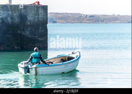 Baltimore, West Cork, Irlande. 24th mars 2022. Le soleil se couche aujourd'hui à Baltimore, ce qui a amené les habitants et les visiteurs à profiter de la chaude journée de printemps. Un résident local fait une promenade en bateau. Crédit : AG News/Alay Live News Banque D'Images