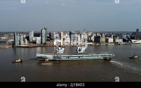 Le porte-avions HMS Queen Elizabeth traverse la rivière Mersey jusqu'au port de Liverpool. Date de la photo: Jeudi 24 mars 2022. Banque D'Images