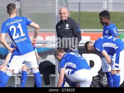 Ville de Gelsenkirchen, Allemagne. 24th mars 2022. Firo : 03/24/2022 Fuvuball, 2.Bundesliga, saison 2021/2022, FC Schalke 04 - FC Utrecht Test Match Rouven Schrv?der avec TEeam crédit: dpa/Alay Live News Banque D'Images