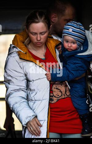 24 mars 2022, Lviv, Oblast de Lviv, Ukraine: Mère et enfant quittent un train de Marioupol. Un train transportant des réfugiés de Marioupol déchirés par la guerre est arrivé à la gare de Lviv. Beaucoup continueront leur voyage de Lviv hors de l'Ukraine. (Image de crédit : © Ty Oneil/SOPA Images via ZUMA Press Wire) Banque D'Images