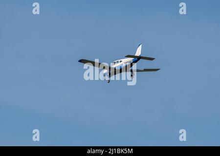 Saint Gallen, Altenrhein (Suisse), le 12 février 2022 Piper PA-28R-201T sur son approche finale sur la piste 28 Banque D'Images