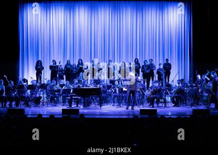 Bergame, Italie. 22nd mars 2022. Roby Facchinetti Symphony Live au Teatro Gaetano Donizetti avec Diego Basso, l'Orchestre Ritmico Sinfonica Italiana et Coro Pop Art Voice Academy. (Photo par Andrea Ripamonti/Pacific Press/Sipa USA) crédit: SIPA USA/Alay Live News Banque D'Images