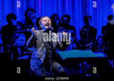 Bergame, Italie. 22nd mars 2022. Roby Facchinetti Symphony Live au Teatro Gaetano Donizetti avec Diego Basso, l'Orchestre Ritmico Sinfonica Italiana et Coro Pop Art Voice Academy. (Photo par Andrea Ripamonti/Pacific Press/Sipa USA) crédit: SIPA USA/Alay Live News Banque D'Images