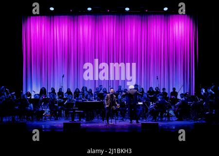 Bergame, Italie. 22nd mars 2022. Roby Facchinetti Symphony Live au Teatro Gaetano Donizetti avec Diego Basso, l'Orchestre Ritmico Sinfonica Italiana et Coro Pop Art Voice Academy. (Photo par Andrea Ripamonti/Pacific Press/Sipa USA) crédit: SIPA USA/Alay Live News Banque D'Images