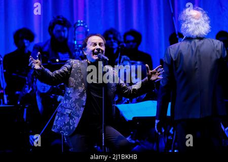 Bergame, Italie. 22nd mars 2022. Roby Facchinetti Symphony Live au Teatro Gaetano Donizetti avec Diego Basso, l'Orchestre Ritmico Sinfonica Italiana et Coro Pop Art Voice Academy. (Photo par Andrea Ripamonti/Pacific Press/Sipa USA) crédit: SIPA USA/Alay Live News Banque D'Images