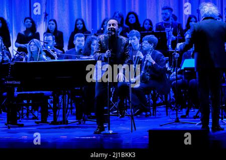 Bergame, Italie. 22nd mars 2022. Roby Facchinetti Symphony Live au Teatro Gaetano Donizetti avec Diego Basso, l'Orchestre Ritmico Sinfonica Italiana et Coro Pop Art Voice Academy. (Photo par Andrea Ripamonti/Pacific Press/Sipa USA) crédit: SIPA USA/Alay Live News Banque D'Images