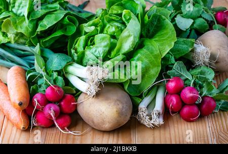 Concept alimentaire végétarien. Composition de légumes frais. Divers légumes sur une table en bois. Légumes frais disposés à bord. Nourriture végétalienne saine Banque D'Images