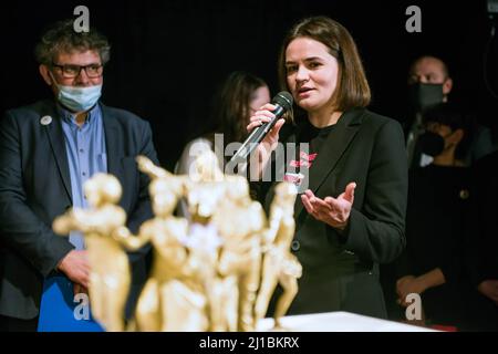 Svetlana Tikhanovskaya parle lors de la présentation du modèle du monument dédié aux héros de la révolution bélarussienne. La présentation du bozzetto (modèle) du monument dédié aux héros de la révolution bélarussienne intitulé 'allée du Soleil levant', a eu lieu à Varsovie à la veille de la Journée de la liberté - le 104th anniversaire de l'indépendance du Bélarus - un jour férié qui n'est pas reconnu par le régime Lukashenka. Svetlana Tikhanovskaya (également connue sous le nom de Sviatlana Tsikhanouskaya) - activiste et politicien biélorusse pour les droits de l'homme qui s'est présenté à l'élection présidentielle biélorusse de 2020 Banque D'Images