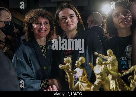 Svetlana Tikhanovskaya (C) vu lors de la présentation du modèle du monument dédié aux héros de la révolution bélarussienne. La présentation du bozzetto (modèle) du monument dédié aux héros de la révolution bélarussienne intitulé 'allée du Soleil levant', a eu lieu à Varsovie à la veille de la Journée de la liberté - le 104th anniversaire de l'indépendance du Bélarus - un jour férié qui n'est pas reconnu par le régime Lukashenka. Svetlana Tikhanovskaya (également connue sous le nom de Sviatlana Tsikhanouskaya) - l'activiste et politicien biélorusse des droits de l'homme qui s'est présenté à l'élection présidentielle biélorusse de 2020 Banque D'Images