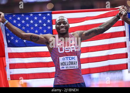 Grant Holloway avec le drapeau aux Championnats du monde en salle de Belgrade 2022. Banque D'Images