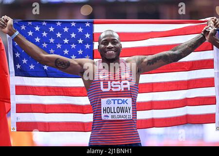 Grant Holloway avec le drapeau aux Championnats du monde en salle de Belgrade 2022. Banque D'Images