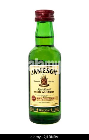 Jameson whiskey sur fond blanc. Bouteille de whisky isolat de la célèbre marque irlandaise Banque D'Images