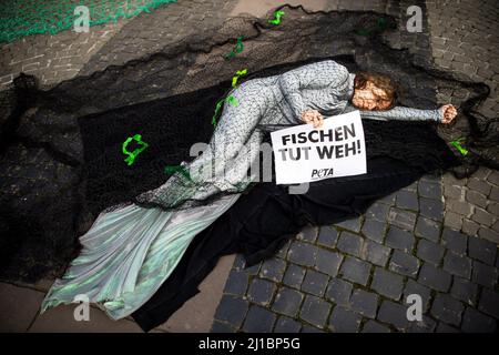 Brême, Allemagne. 24th mars 2022. Les militants du PETA déguisés en poissons et portant des pancartes protestent sur la place du marché. Avec l'action de protestation, l'organisation des droits des animaux veut attirer l'attention sur le fait que les créatures marines sont des êtres sensibles et peuvent sentir la douleur et la peur. Credit: Sina Schuldt/dpa/Alay Live News Banque D'Images