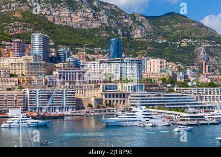 Monte Carlo, Monaco. Vue sur le bord de mer par une belle journée d'été Banque D'Images