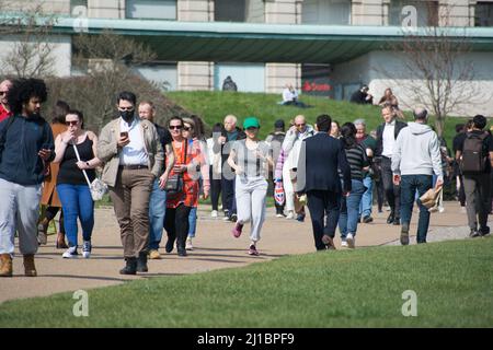 Les gens à l'extérieur pour profiter du soleil à Green Park, Londres, Royaume-Uni - 24 mars 2022. Banque D'Images