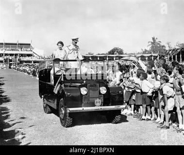 Photo du dossier datée du 25/11/1953, de la Reine et du duc d'Édimbourg, descendez les files d'attente de 20 000 jeunes établis pour les accueillir à Sabina Park, Kingston, lors de leur visite en Jamaïque. Le duc et la duchesse de Cambridge ont utilisé le même Land Rover tout en assistant à la cérémonie inaugurale de Commissioning Parade pour le personnel de service de partout dans les Caraïbes qui ont récemment terminé le programme de formation des officiers de l'Académie militaire des Caraïbes, à Kingston, en Jamaïque, dans le cadre de leur tournée pf dans les Caraïbes. Date d'émission : jeudi 24 mars 2022. Banque D'Images