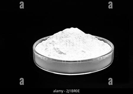 Le chlorure d'étain ou le chlorure stanneux est un solide cristallin blanc utilisé comme agent réducteur dans les solutions acides et dans les bains électrolytiques pour électroplat Banque D'Images