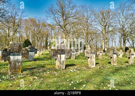 Wiesloch, Allemagne - Mars 2022: Pierres tombales en forme de croix dans le cimetière pour les personnes qui sont mortes dans le centre psychiatrique appelé 'Psychiatrischen Zentrums Nordba Banque D'Images