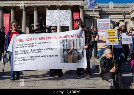 Liberté d'expression protestation contre le projet de loi sur la sécurité en ligne à Londres, au Royaume-Uni. Bannière citant Tahra Ahmed, emprisonné pour incitation à la haine raciale. Plaques anti-vax Banque D'Images