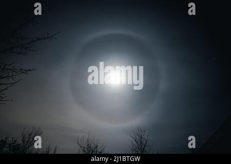 Halo de lune arc de lune clairement montré autour de la lune presque complète, tard dans la nuit. Banque D'Images