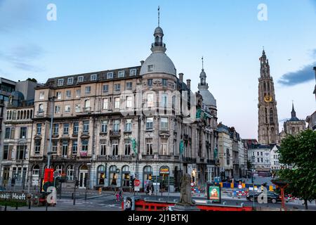 Une belle photo du bâtiment Hansa huis et de la cathédrale notre-Dame d'Anvers contre le ciel bleu à Gand, en Belgique Banque D'Images