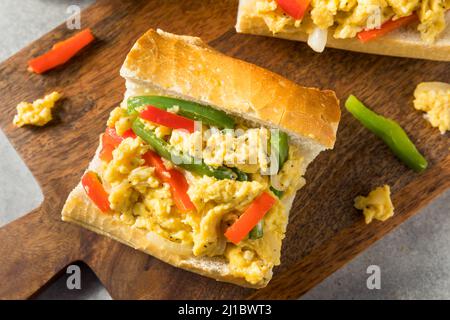 Sandwich aux œufs et au poivre de Pâques maison sur un pain Banque D'Images