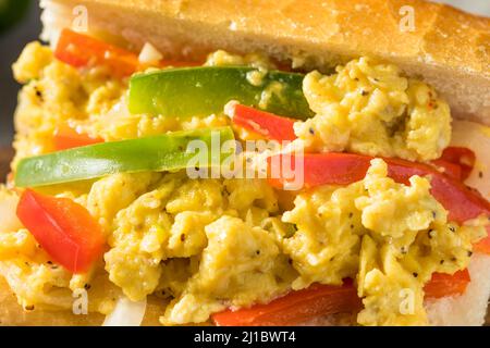 Sandwich aux œufs et au poivre de Pâques maison sur un pain Banque D'Images