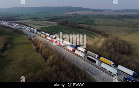 Une vue des camions placés dans la file d'attente de l'opération Brock sur la M20 près d'Ashford dans le Kent alors que les retards de fret se poursuivent au port de Douvres où les services de traversier P&O restent suspendus. Date de la photo: Jeudi 24 mars 2022. Banque D'Images