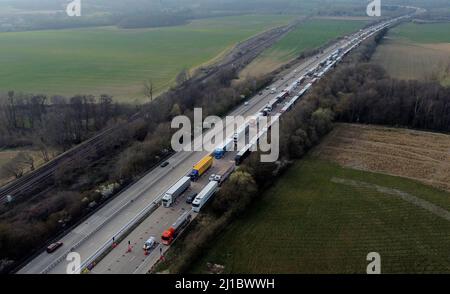 Une vue des camions placés dans la file d'attente de l'opération Brock sur la M20 près d'Ashford dans le Kent alors que les retards de fret se poursuivent au port de Douvres où les services de traversier P&O restent suspendus. Date de la photo: Jeudi 24 mars 2022. Banque D'Images