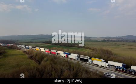 Une vue des camions placés dans la file d'attente de l'opération Brock sur la M20 près d'Ashford dans le Kent alors que les retards de fret se poursuivent au port de Douvres où les services de traversier P&O restent suspendus. Date de la photo: Jeudi 24 mars 2022. Banque D'Images