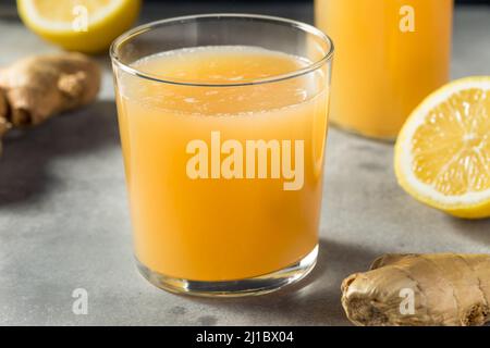 Ginger Kombucha rafraîchissant au froid avec citron Banque D'Images