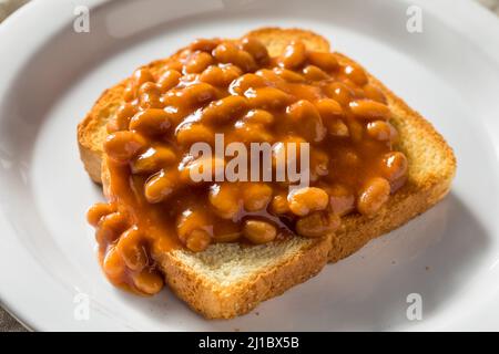 Haricots anglais faits maison sur du pain grillé pour le petit-déjeuner Banque D'Images