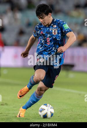 Ayase Ueda du Japon contrôle le ballon lors du match de qualification Qatar 2022 de la coupe du monde de la FIFA entre l'Australie et le Japon au stade Australie à Sydney le 24 mars 2022 à Sydney, en Australie. ( Usage éditorial uniquement ) Banque D'Images