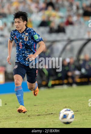 Ayase Ueda du Japon contrôle le ballon lors du match de qualification Qatar 2022 de la coupe du monde de la FIFA entre l'Australie et le Japon au stade Australie à Sydney le 24 mars 2022 à Sydney, en Australie. ( Usage éditorial uniquement ) Banque D'Images