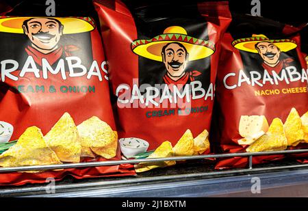 Samara, Russie - 17 mars 2022 : vente de chips de Caramba sur les tablettes d'un supermarché Banque D'Images