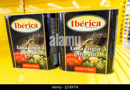 Samara, Russie - 17 mars 2022: L'huile d'olive extra vierge Iberica en métal peut être vendue dans la grande boutique Banque D'Images