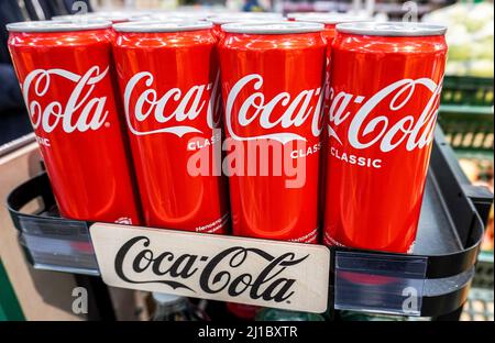 Samara, Russie - 22 mars 2022: Coca Cola embouteillé prêt à la vente sur l'étagère dans le supermagasin. Diverses boissons en bouteille et boissons non alcoolisées Banque D'Images