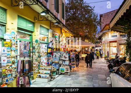 Soirée Blue Hour vue crépusculaire de boutiques et cafés illuminés le long d'une rue étroite dans le quartier central et touristique de Plaka à Athènes, Grèce. Banque D'Images